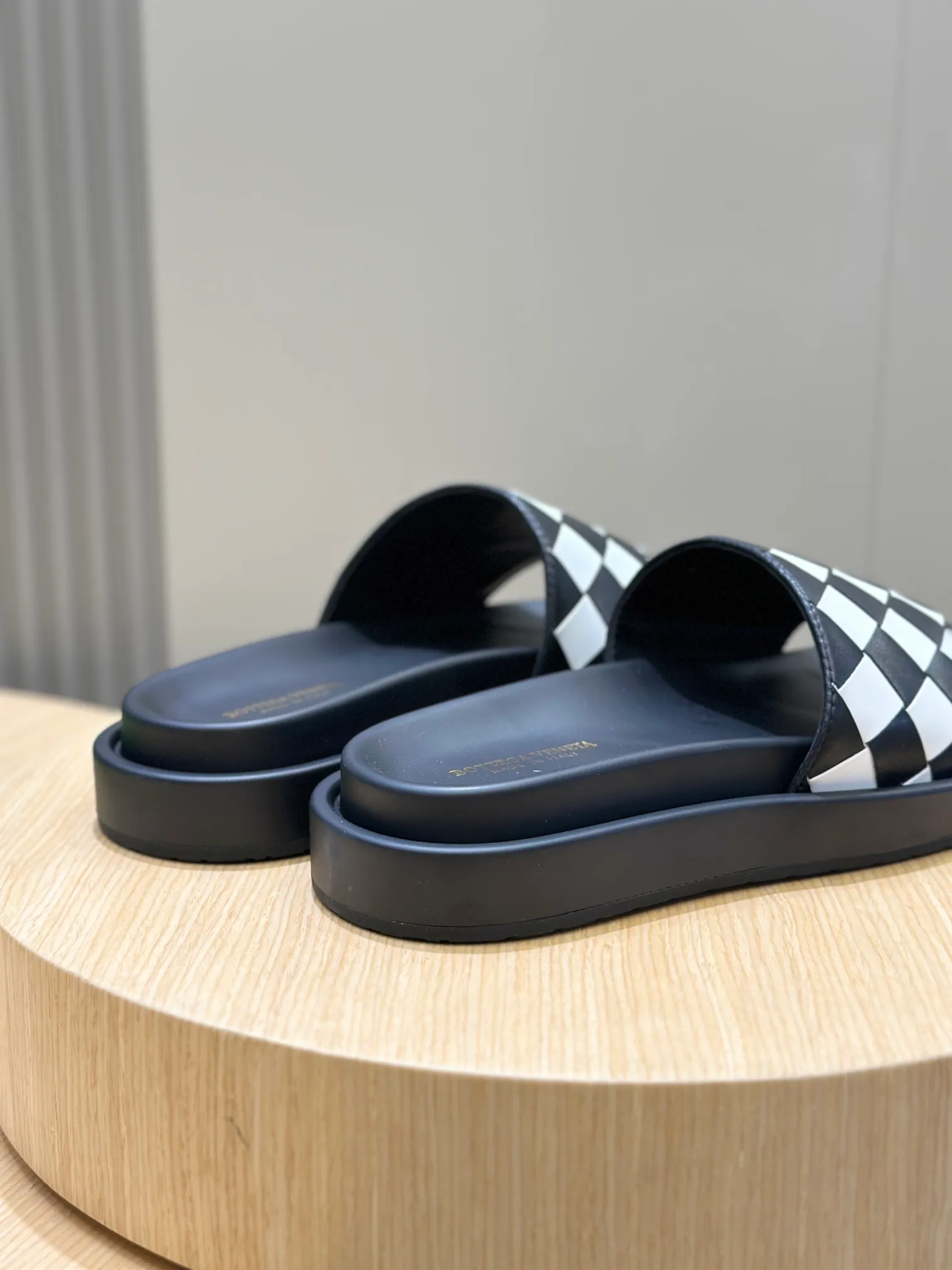 Factory price: 360💰BV hand-woven men's slippers and sandals - suitable for walking. It still emphasizes minimalism and practical wearability, but is full of vivid artistry. Super classic, luxurious and comfortable, imported cowhide + cowhide lining + lightweight outsole Size: 39-44 (customized at 38.45)